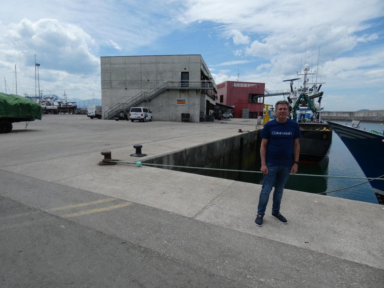 El patrón mayor de Laredo, César Nates, ante la lonja, en la zona en que se levantará la ampliación.