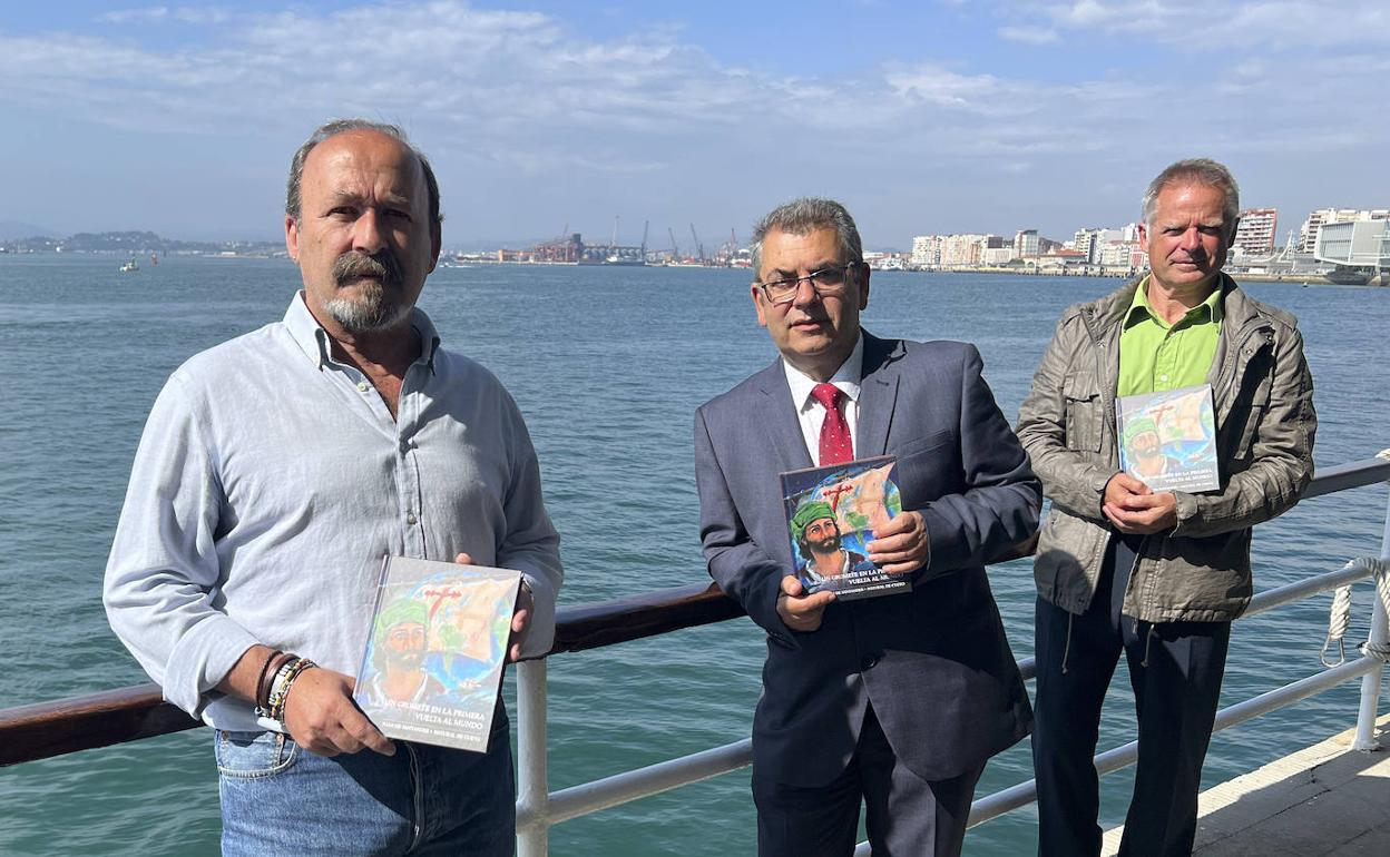 Arsenio Callejo Fernández, Santiago Sierra Pérez y José Manuel González Fernández, autores del libro, esta mañana.