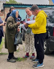 Imagen secundaria 2 - 1. Un mural realizado por ciudadanos ucranianos en recuerdo de sus compatriotas muertos durante la invasión rusa. | 2. Vladimir Putin, centro de la ira de todos los habitantes del país. | 3. Reparto de ayuda humanitaria entre la población.