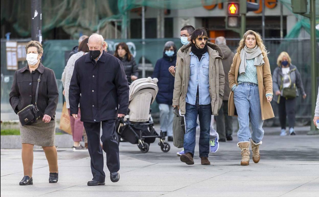 Gente paseando por Santander, con y sin mascarilla. 