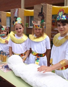 Imagen secundaria 2 - La vuelta a la historia en 80 pasos por el colegio de Latas