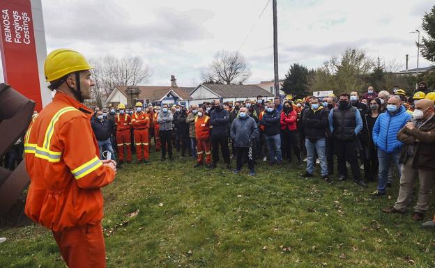 Imagen principal - 1. Los trabajadores de Forgings & Castings se concentraron en marzo para protestar por la subida desorbitada del precio de la energía, cuyo sobrecoste motivó que la planta de Reinosa funcionase casi a un 50% de su capacidad. | 2. Firma del anterior convenio colectivo del sector del metal cántabro en 2018. | 3. Un trabajador en la planta campurriana de la empresa metalúrgica. 