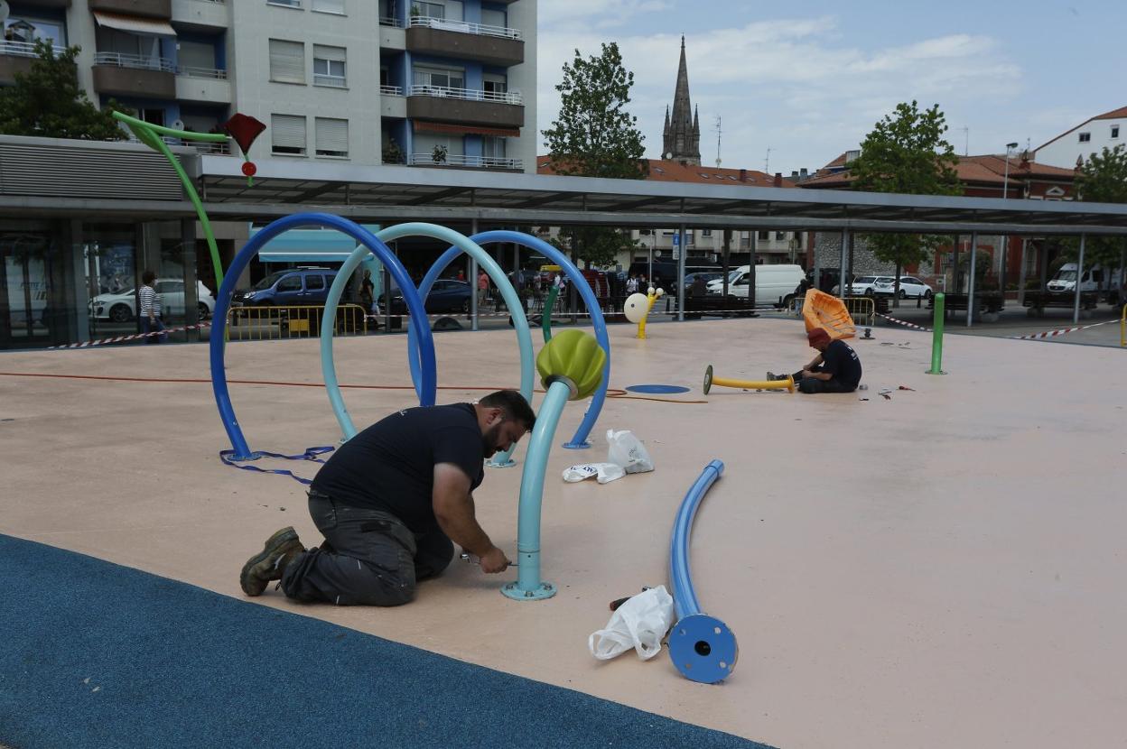 Trabajos de la instalación, ayer, en el parque del agua.