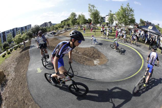 Numerosos ciclistas estrenaron ayer la pista deportiva.