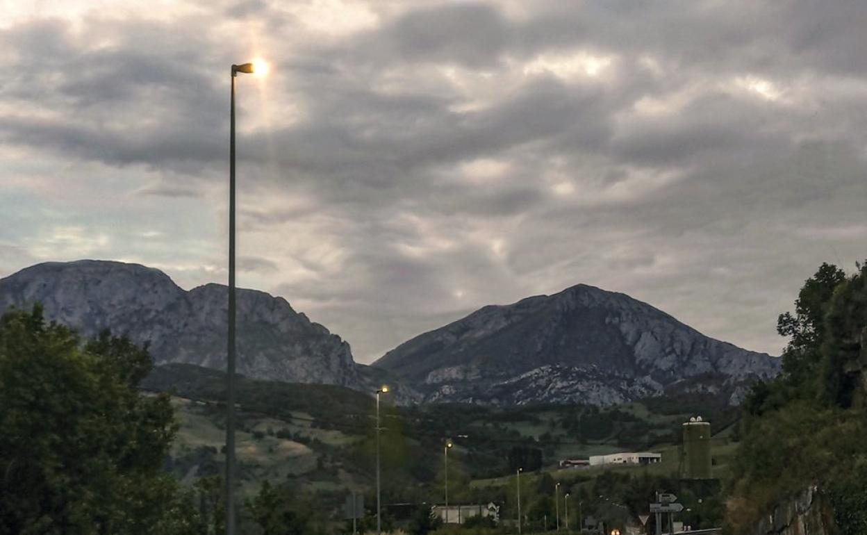 El paseo discurre entre la localidad de Tama y el Centro de Visitantes del Parque Nacional de Picos de Europa 