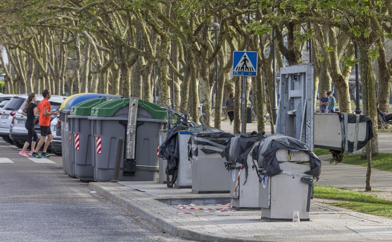 Contenedores soterrados fuera de funcionamiento junto al parque de Mesones, en El Sardinero