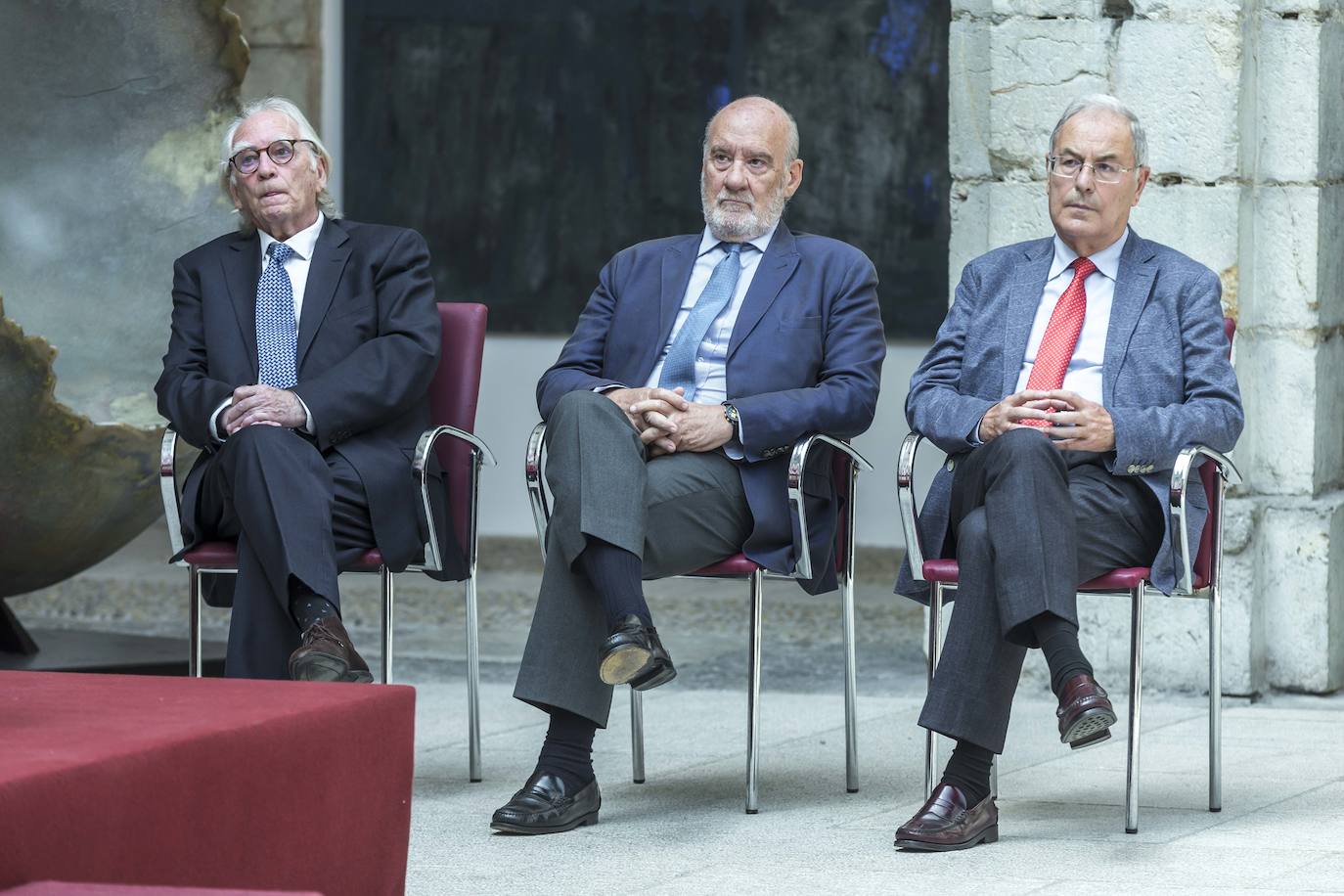 Jesús Cabezón, Mariano Linares y Alberto Cuartas durante el homenaje a los ponentes del Estatuto de Autonomía de Cantabria en el Parlamento.