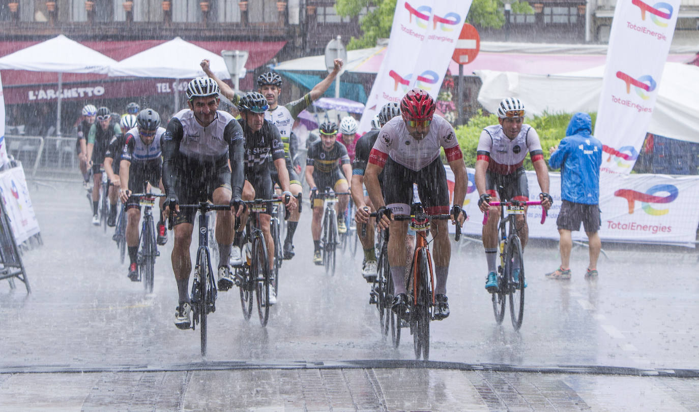 Los ciclistas llegan a la meta en plena tormenta.