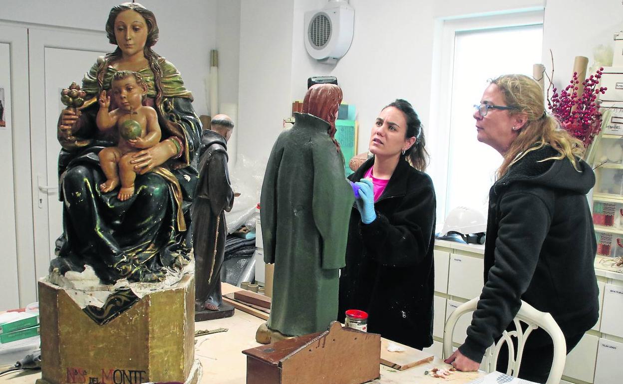 Lydia Quevedo, a la derecha, junto a otra profesional que trabaja en la Fundación Santa María de Toraya.