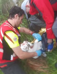 Imagen secundaria 2 - Vivac montado para proteger al herido y atención sanitaria prestada en la zona.