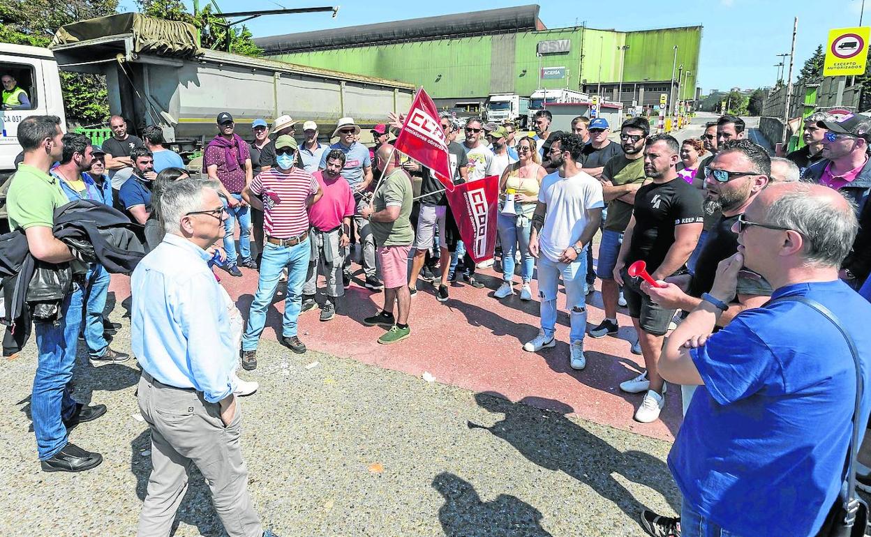 Piquete informativo en los accesos de Global Steel Wire el viernes, en la segunda jornada de huelga del metal. 