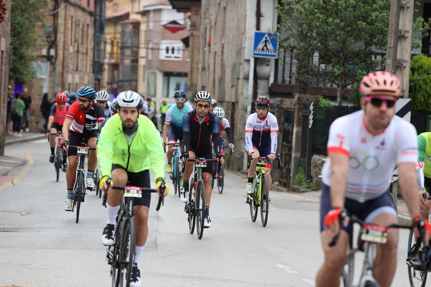 Este sábado se ha celebrado el segundo capítulo de Los 10.000 del Soplao con la prueba de carretera, que ha reunido a 750 participantes en la salida de la Avenida de Cantabria de Cabezón de la Sal a primera hora de la mañana.