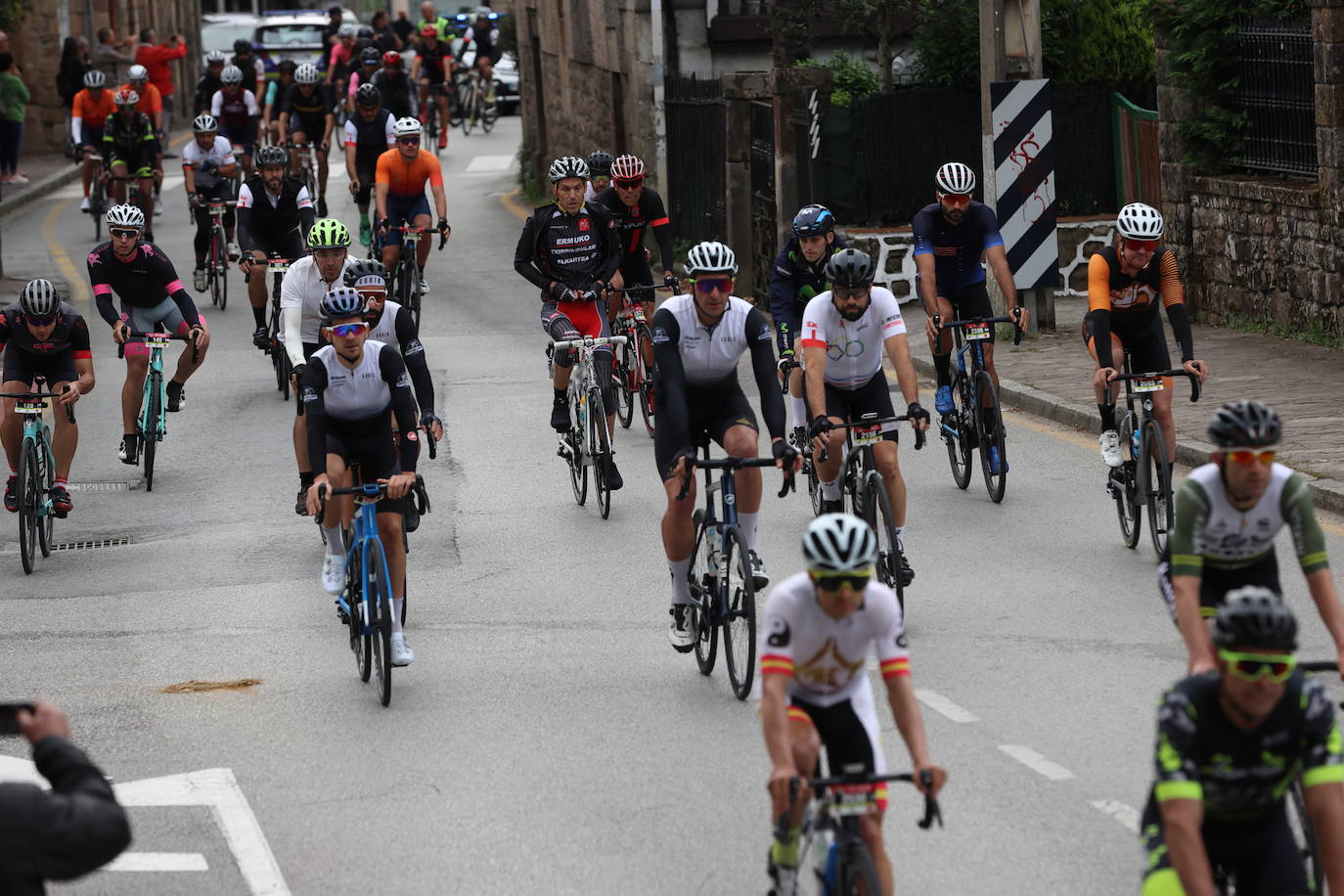 Este sábado se ha celebrado el segundo capítulo de Los 10.000 del Soplao con la prueba de carretera, que ha reunido a 750 participantes en la salida de la Avenida de Cantabria de Cabezón de la Sal a primera hora de la mañana.