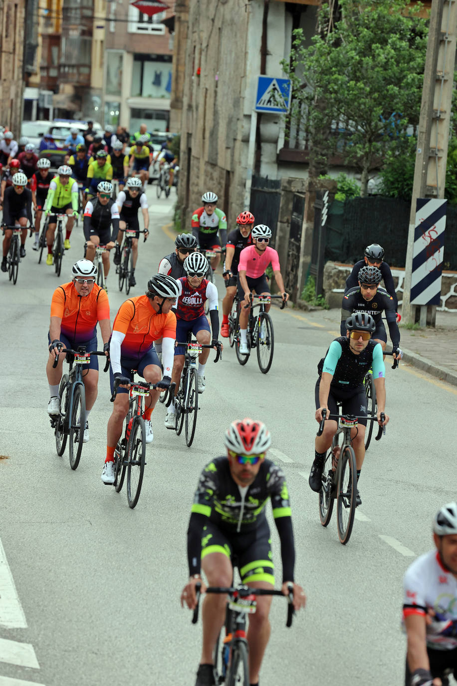 Este sábado se ha celebrado el segundo capítulo de Los 10.000 del Soplao con la prueba de carretera, que ha reunido a 750 participantes en la salida de la Avenida de Cantabria de Cabezón de la Sal a primera hora de la mañana.