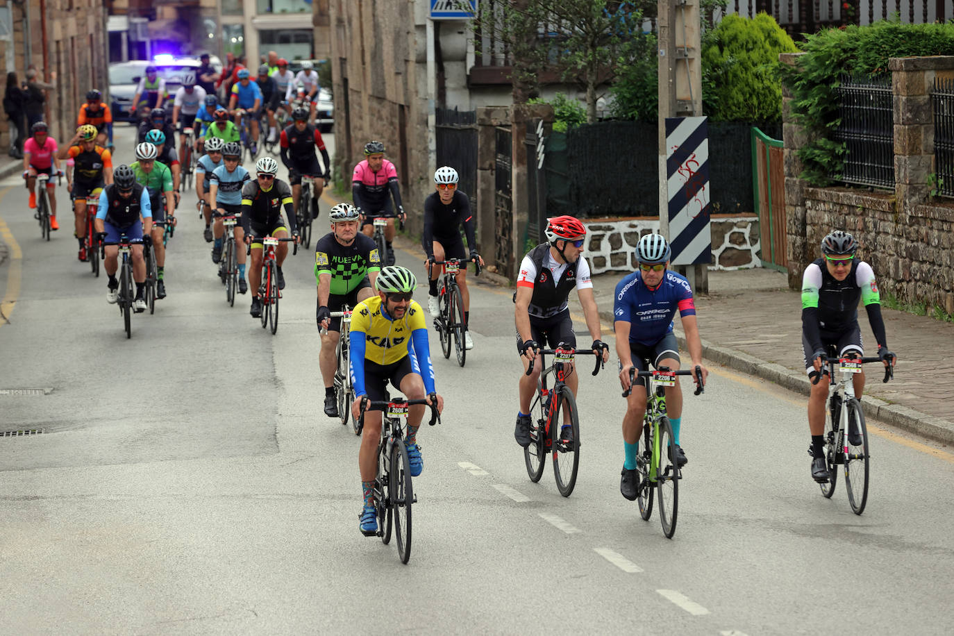 Este sábado se ha celebrado el segundo capítulo de Los 10.000 del Soplao con la prueba de carretera, que ha reunido a 750 participantes en la salida de la Avenida de Cantabria de Cabezón de la Sal a primera hora de la mañana.