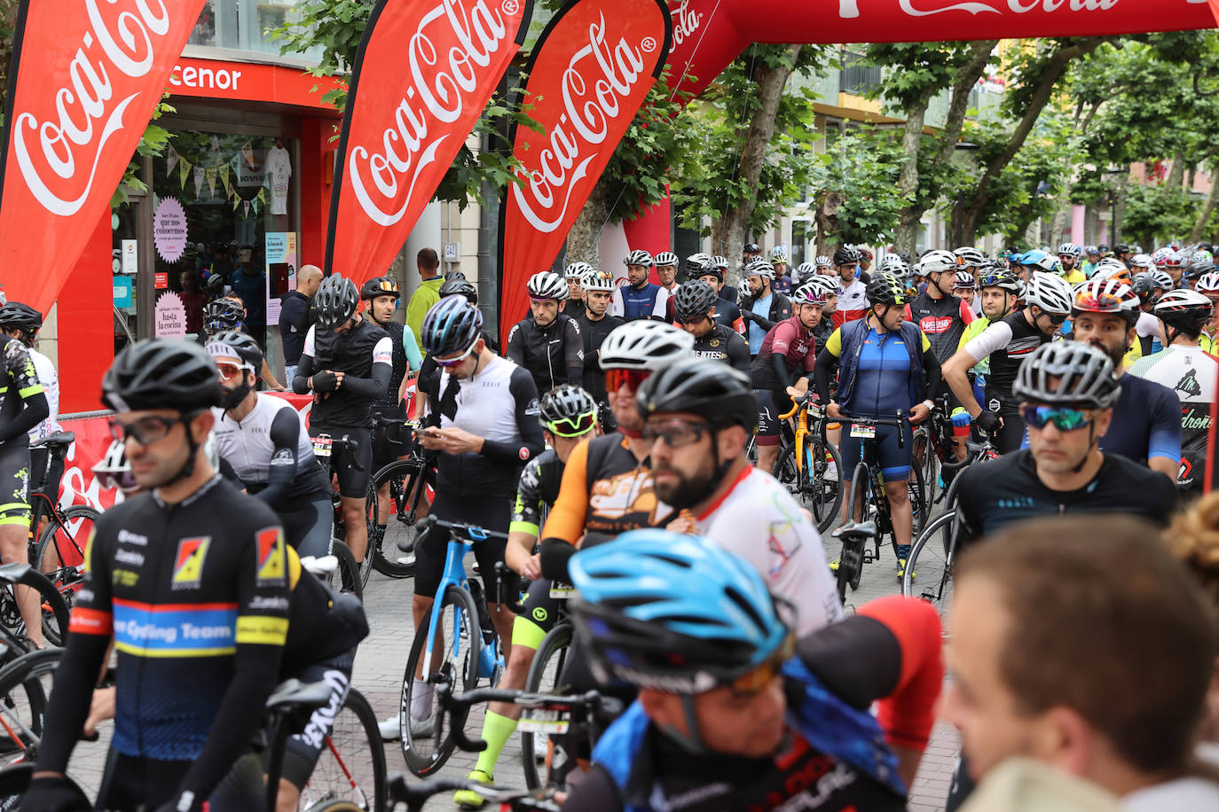 Este sábado se ha celebrado el segundo capítulo de Los 10.000 del Soplao con la prueba de carretera, que ha reunido a 750 participantes en la salida de la Avenida de Cantabria de Cabezón de la Sal a primera hora de la mañana.