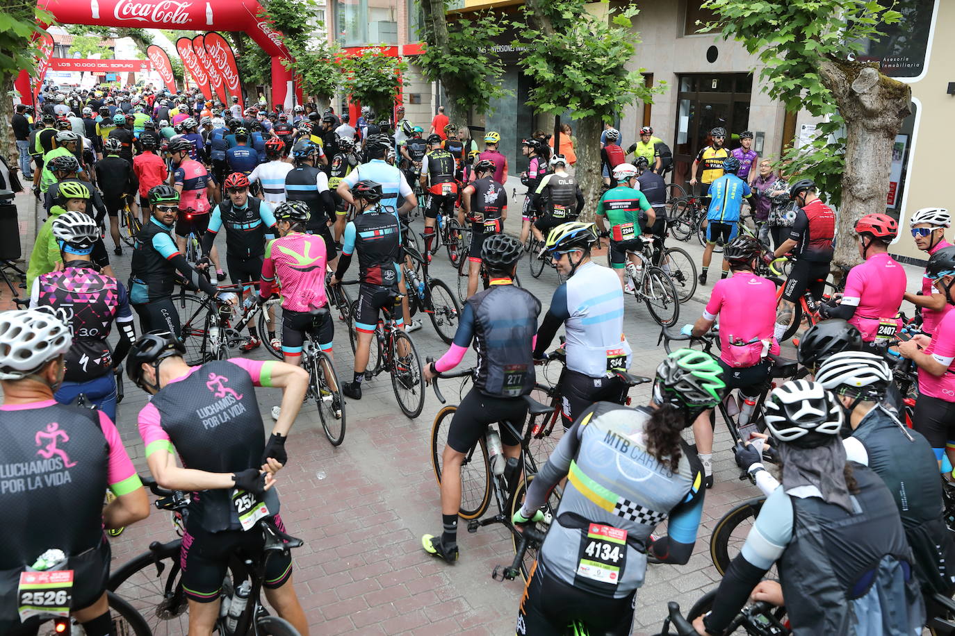 Este sábado se ha celebrado el segundo capítulo de Los 10.000 del Soplao con la prueba de carretera, que ha reunido a 750 participantes en la salida de la Avenida de Cantabria de Cabezón de la Sal a primera hora de la mañana.