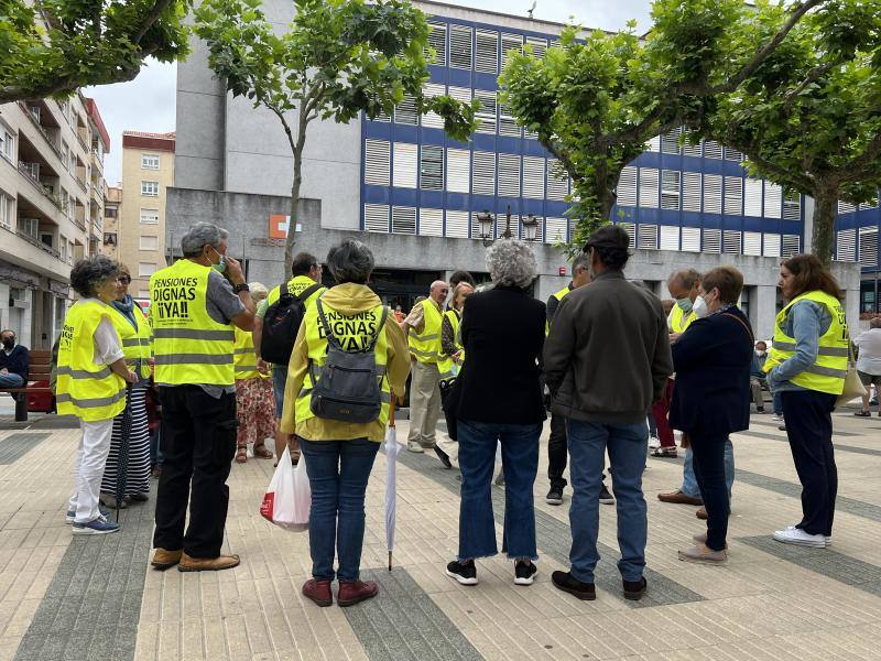 Fotos: Concentración de pensionistas en Torrelavega