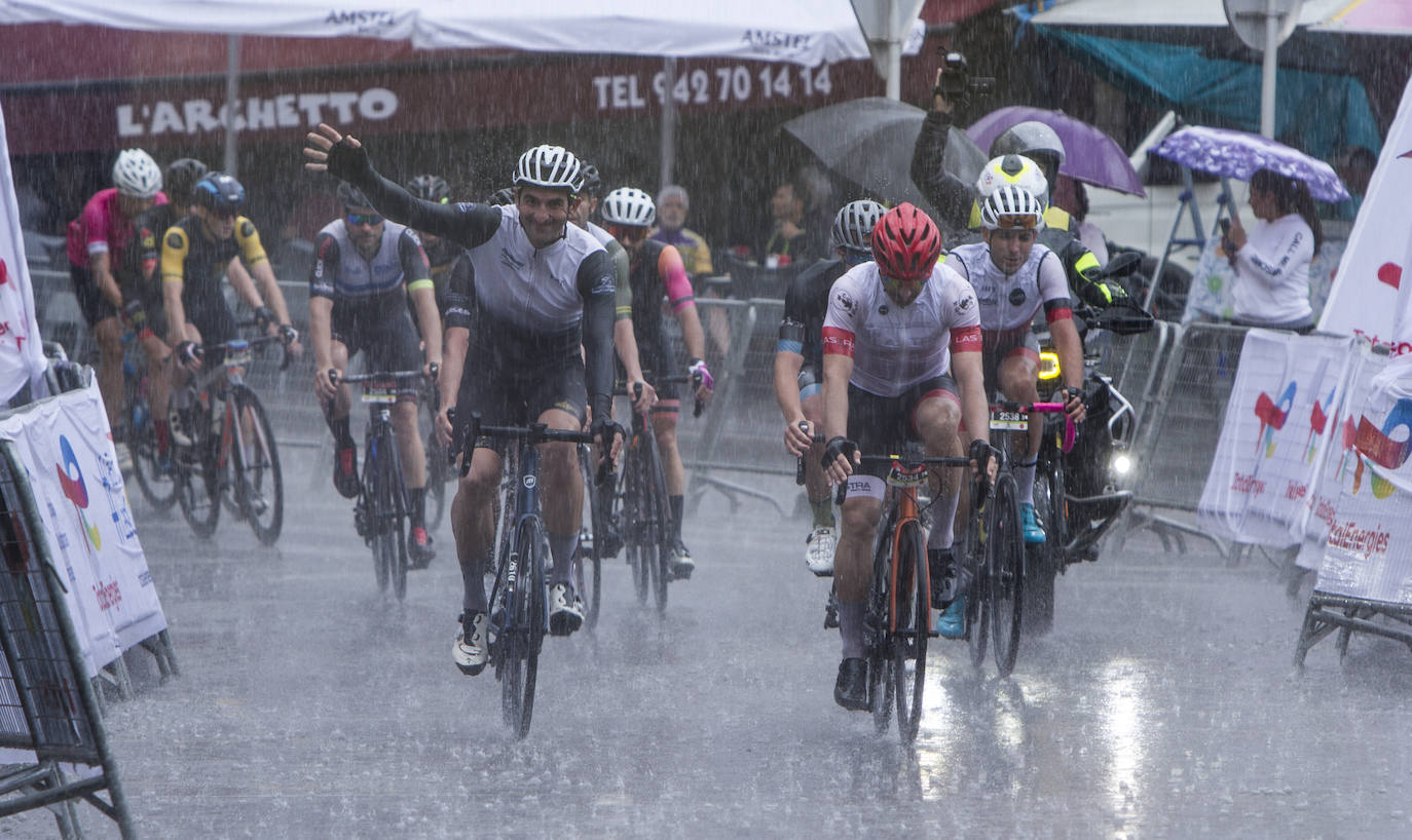 Los ciclistas llegan a la meta en plena tormenta.