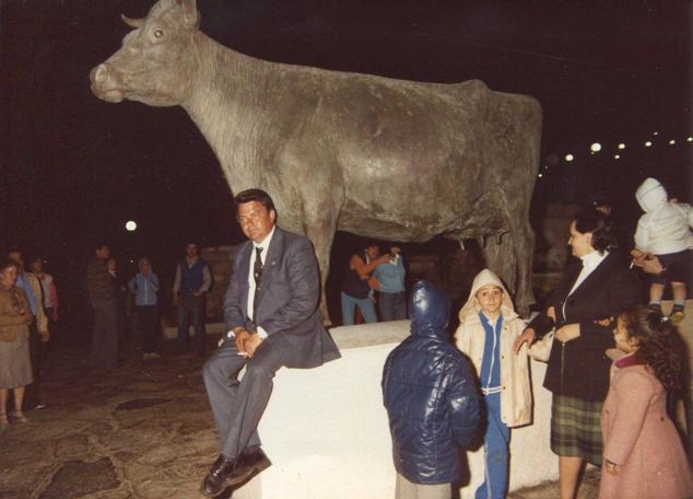 Jesús Ceballos junto al monumento a la vaca, obra del escultor Manuel Cacicedo.