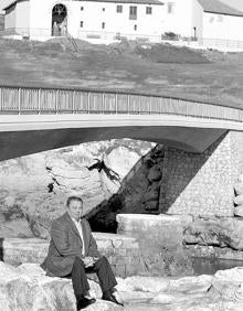 Imagen secundaria 2 - Jesús Ceballos junto al belén de Santander, bajo el puente de la Virgen del Mar y reparando la burbuja del navegante Vital Alsar.