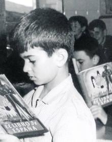 Imagen secundaria 2 - Imagen del centro educativo en los años cuarenta del pasado siglo, autobús de La Carredana frente al colegio y un alumno leyendo en clase en 1966. 