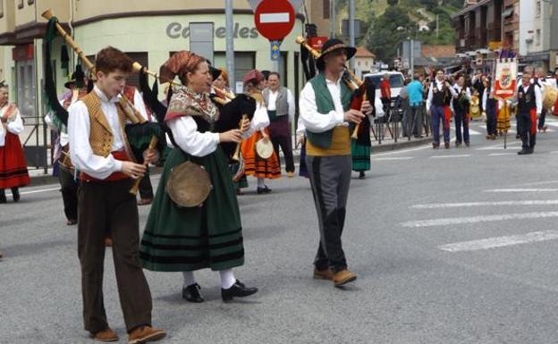 Momento del pasacalles en una edición anterior de la fiesta. 