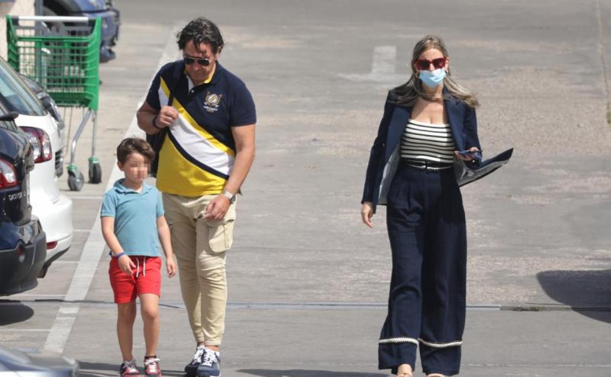 Luis Lorenzo y su mujer, Arancha Palomino, acuden al juzgado para firmar.