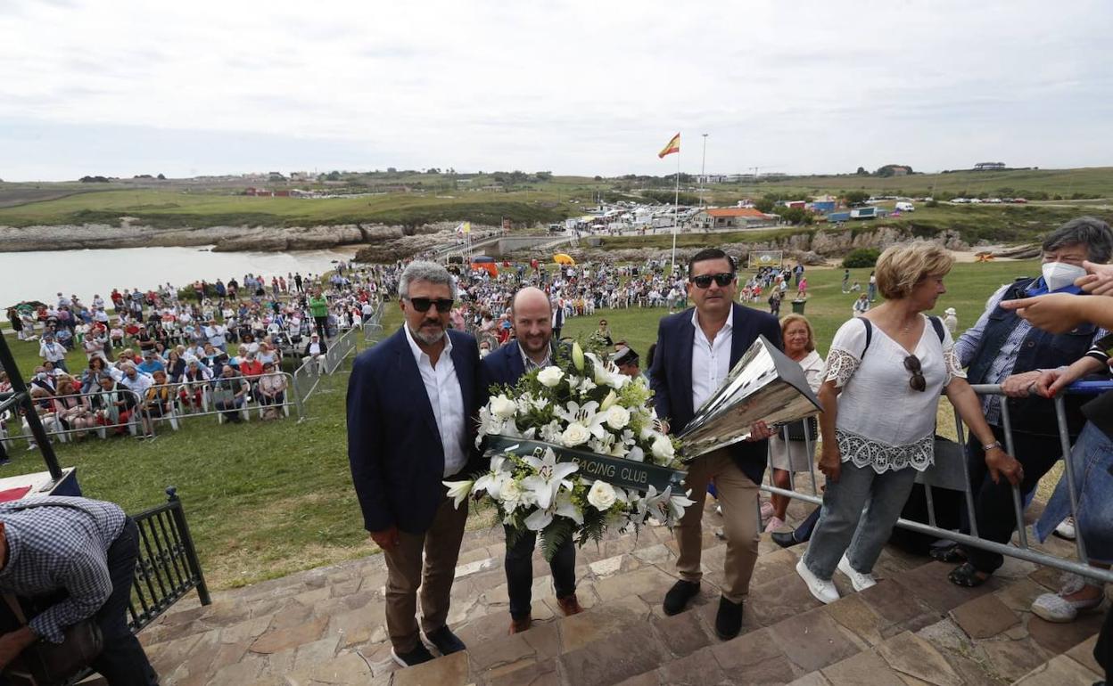 Momento en el que Ortiz y Diego llegaron y se les impidió hacer la ofrenda.