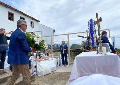 Imagen secundaria 1 - Al finalizar la liturgia ya sí pudieron ofrecer la copa y las flores a la Virgen del Mar.