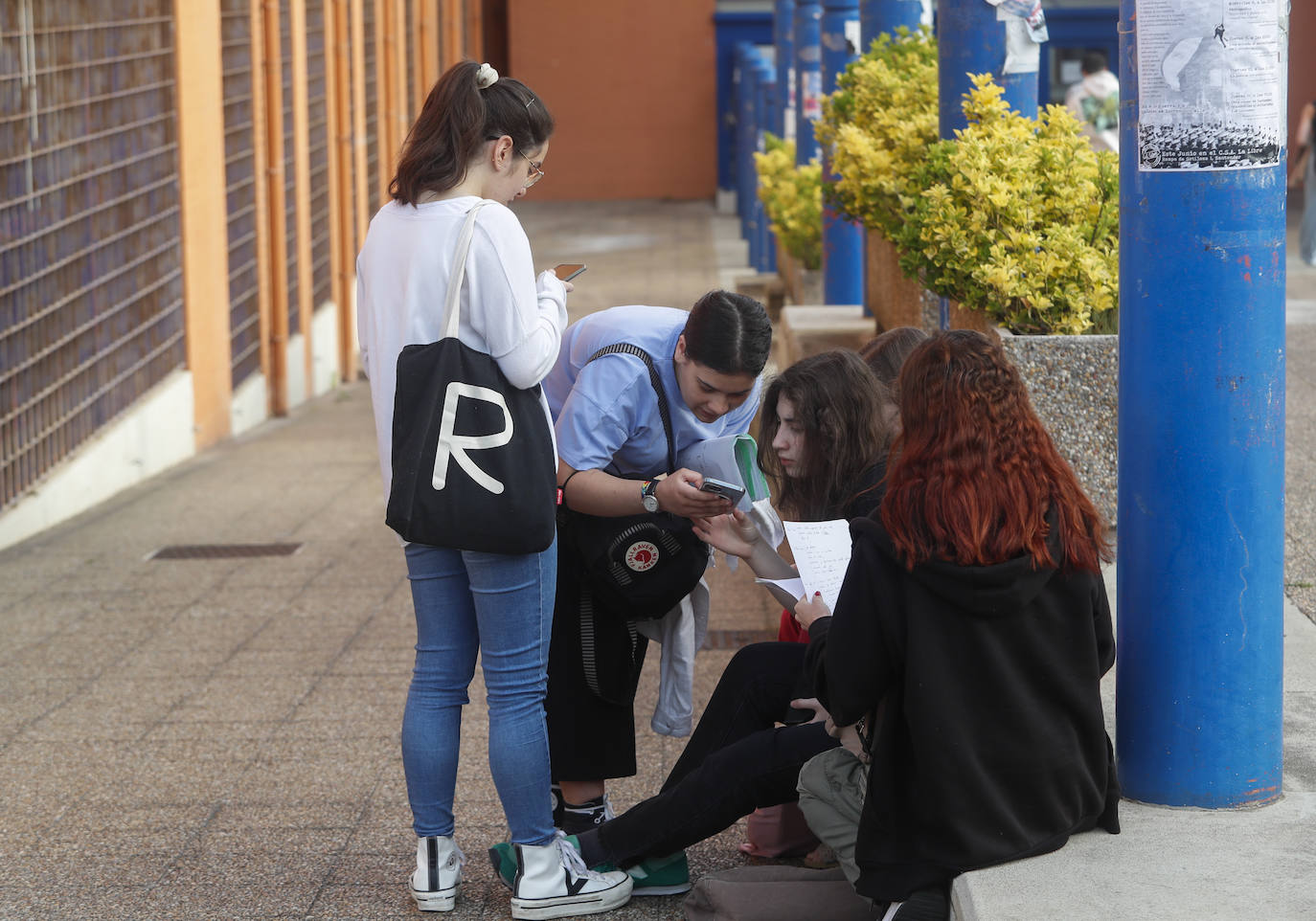 La Universidad de Cantabria realiza desde hoy y hasta el miércoles los exámenes a 2.832 estudiantes matriculados en la Evaluación de Bachillerato para el Acceso a la Universidad (EBAU) en la convocatoria ordinaria. Se trata de 2.758 estudiantes de Bachillerato procedentes de 57 institutos y colegios y 74 alumnos de Ciclos Formativos de Grado Superior.