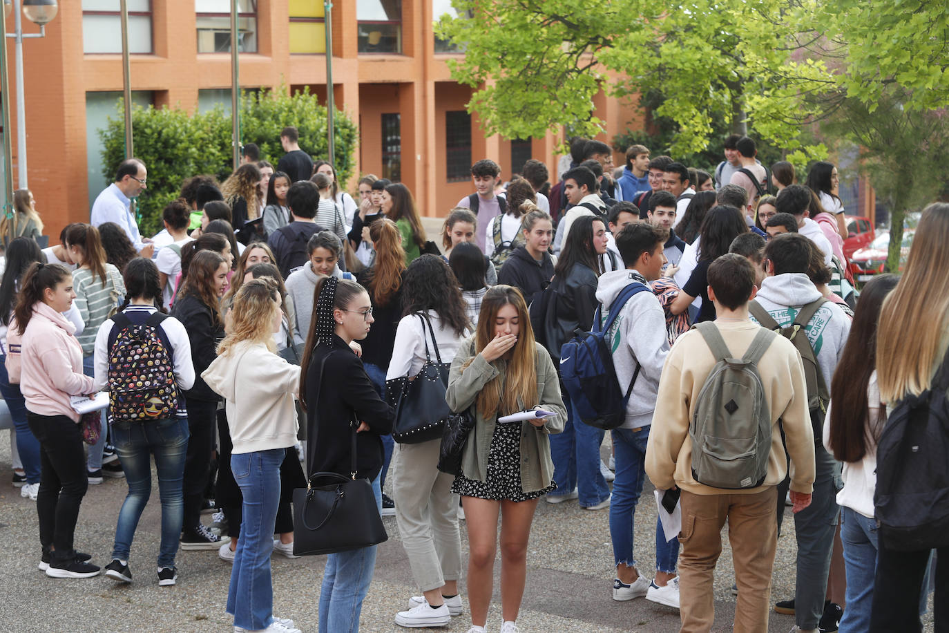 La Universidad de Cantabria realiza desde hoy y hasta el miércoles los exámenes a 2.832 estudiantes matriculados en la Evaluación de Bachillerato para el Acceso a la Universidad (EBAU) en la convocatoria ordinaria. Se trata de 2.758 estudiantes de Bachillerato procedentes de 57 institutos y colegios y 74 alumnos de Ciclos Formativos de Grado Superior.