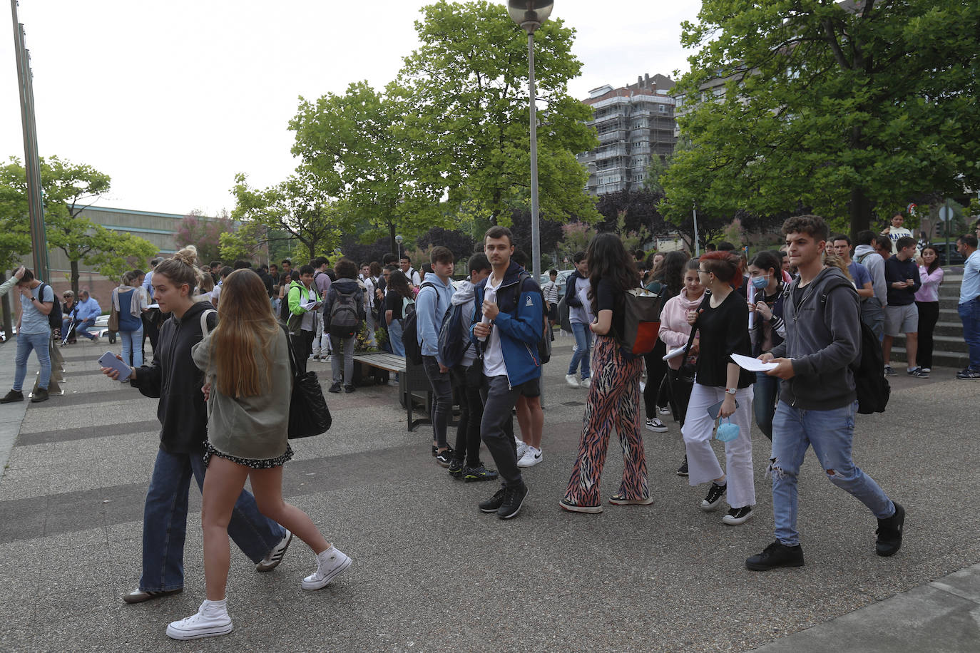 La Universidad de Cantabria realiza desde hoy y hasta el miércoles los exámenes a 2.832 estudiantes matriculados en la Evaluación de Bachillerato para el Acceso a la Universidad (EBAU) en la convocatoria ordinaria. Se trata de 2.758 estudiantes de Bachillerato procedentes de 57 institutos y colegios y 74 alumnos de Ciclos Formativos de Grado Superior.