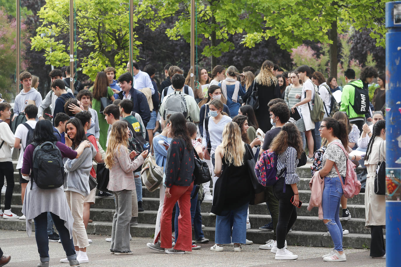 La Universidad de Cantabria realiza desde hoy y hasta el miércoles los exámenes a 2.832 estudiantes matriculados en la Evaluación de Bachillerato para el Acceso a la Universidad (EBAU) en la convocatoria ordinaria. Se trata de 2.758 estudiantes de Bachillerato procedentes de 57 institutos y colegios y 74 alumnos de Ciclos Formativos de Grado Superior.