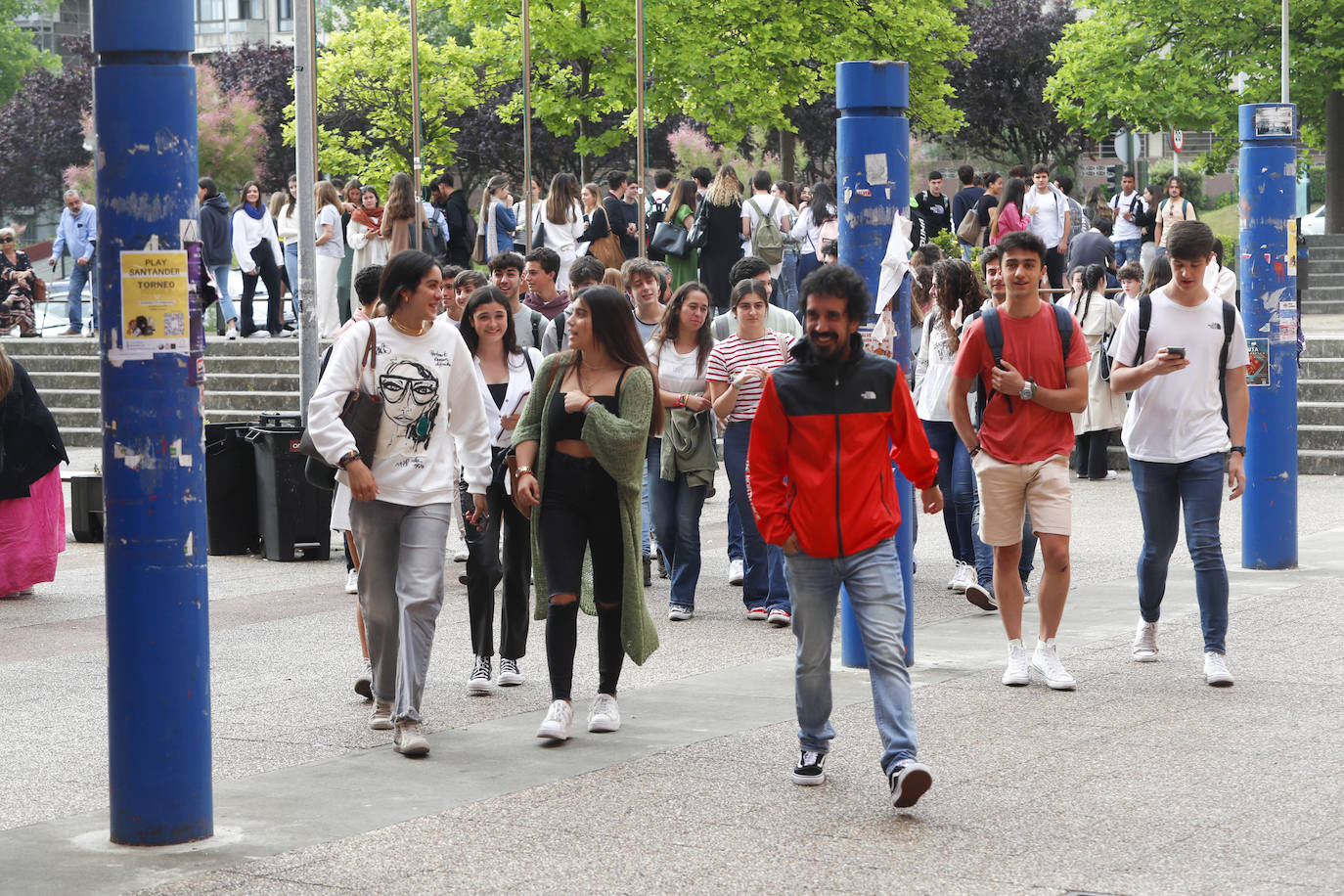 La Universidad de Cantabria realiza desde hoy y hasta el miércoles los exámenes a 2.832 estudiantes matriculados en la Evaluación de Bachillerato para el Acceso a la Universidad (EBAU) en la convocatoria ordinaria. Se trata de 2.758 estudiantes de Bachillerato procedentes de 57 institutos y colegios y 74 alumnos de Ciclos Formativos de Grado Superior.