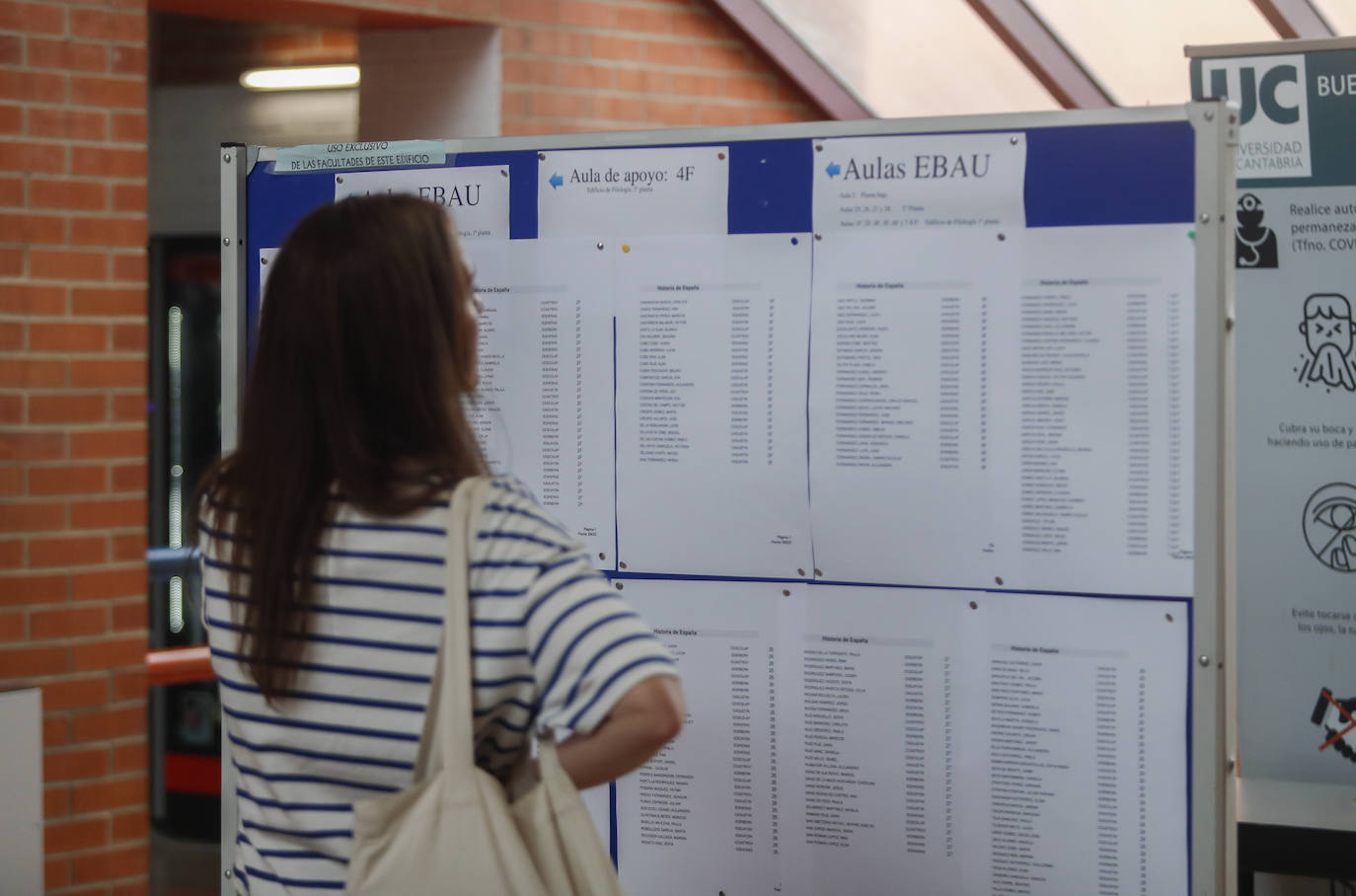 La Universidad de Cantabria realiza desde hoy y hasta el miércoles los exámenes a 2.832 estudiantes matriculados en la Evaluación de Bachillerato para el Acceso a la Universidad (EBAU) en la convocatoria ordinaria. Se trata de 2.758 estudiantes de Bachillerato procedentes de 57 institutos y colegios y 74 alumnos de Ciclos Formativos de Grado Superior.