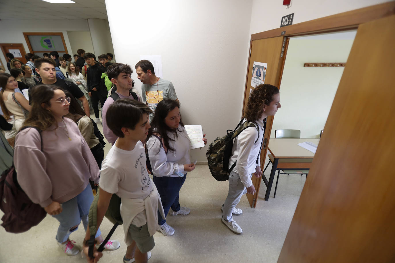 La Universidad de Cantabria realiza desde hoy y hasta el miércoles los exámenes a 2.832 estudiantes matriculados en la Evaluación de Bachillerato para el Acceso a la Universidad (EBAU) en la convocatoria ordinaria. Se trata de 2.758 estudiantes de Bachillerato procedentes de 57 institutos y colegios y 74 alumnos de Ciclos Formativos de Grado Superior.