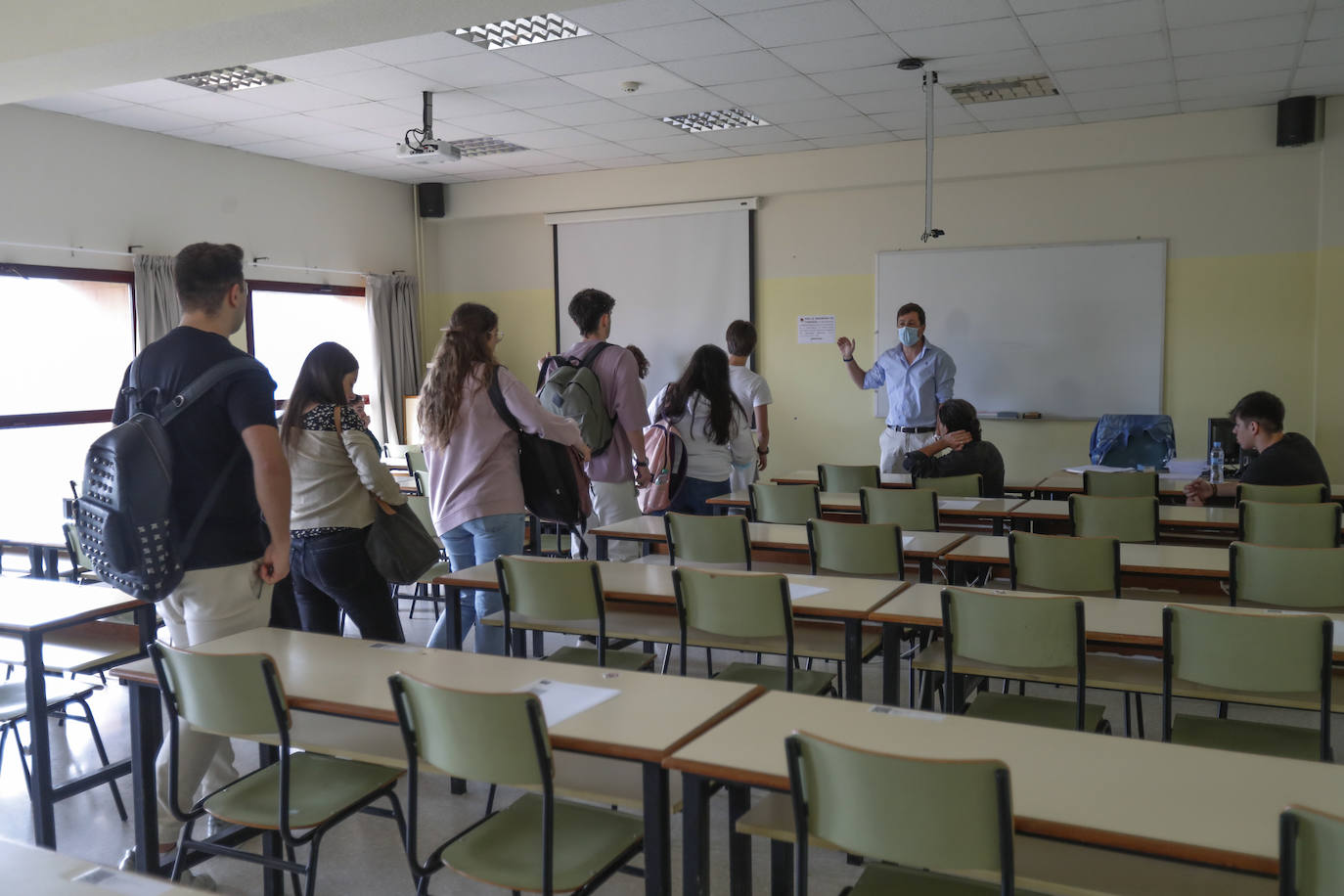 La Universidad de Cantabria realiza desde hoy y hasta el miércoles los exámenes a 2.832 estudiantes matriculados en la Evaluación de Bachillerato para el Acceso a la Universidad (EBAU) en la convocatoria ordinaria. Se trata de 2.758 estudiantes de Bachillerato procedentes de 57 institutos y colegios y 74 alumnos de Ciclos Formativos de Grado Superior.