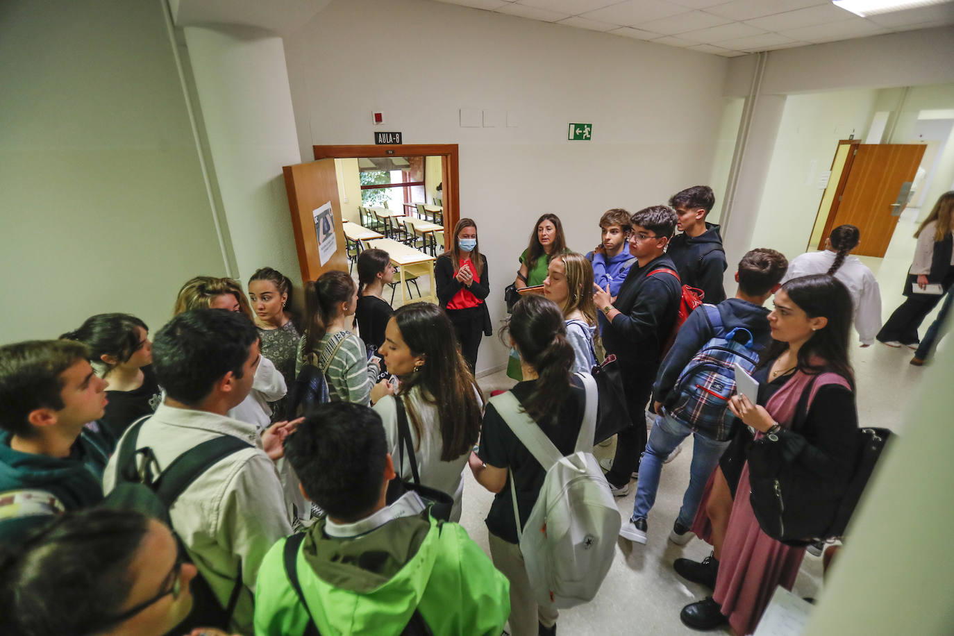 La Universidad de Cantabria realiza desde hoy y hasta el miércoles los exámenes a 2.832 estudiantes matriculados en la Evaluación de Bachillerato para el Acceso a la Universidad (EBAU) en la convocatoria ordinaria. Se trata de 2.758 estudiantes de Bachillerato procedentes de 57 institutos y colegios y 74 alumnos de Ciclos Formativos de Grado Superior.