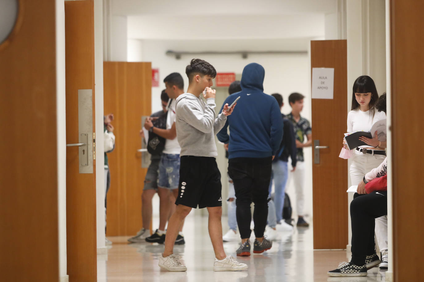 La Universidad de Cantabria realiza desde hoy y hasta el miércoles los exámenes a 2.832 estudiantes matriculados en la Evaluación de Bachillerato para el Acceso a la Universidad (EBAU) en la convocatoria ordinaria. Se trata de 2.758 estudiantes de Bachillerato procedentes de 57 institutos y colegios y 74 alumnos de Ciclos Formativos de Grado Superior.