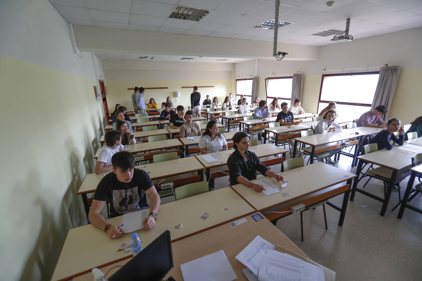 La Universidad de Cantabria realiza desde hoy y hasta el miércoles los exámenes a 2.832 estudiantes matriculados en la Evaluación de Bachillerato para el Acceso a la Universidad (EBAU) en la convocatoria ordinaria. Se trata de 2.758 estudiantes de Bachillerato procedentes de 57 institutos y colegios y 74 alumnos de Ciclos Formativos de Grado Superior.