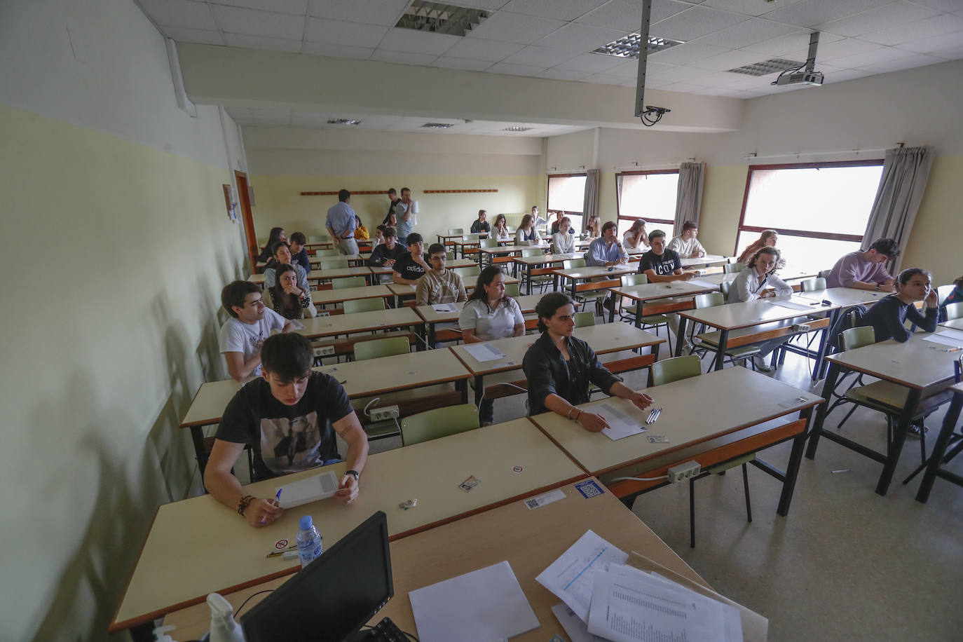 La Universidad de Cantabria realiza desde hoy y hasta el miércoles los exámenes a 2.832 estudiantes matriculados en la Evaluación de Bachillerato para el Acceso a la Universidad (EBAU) en la convocatoria ordinaria. Se trata de 2.758 estudiantes de Bachillerato procedentes de 57 institutos y colegios y 74 alumnos de Ciclos Formativos de Grado Superior.