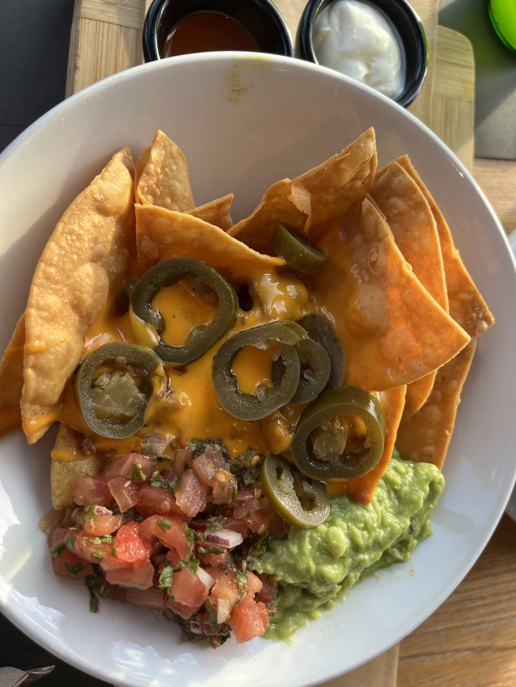 Nachos con salsas caseras.