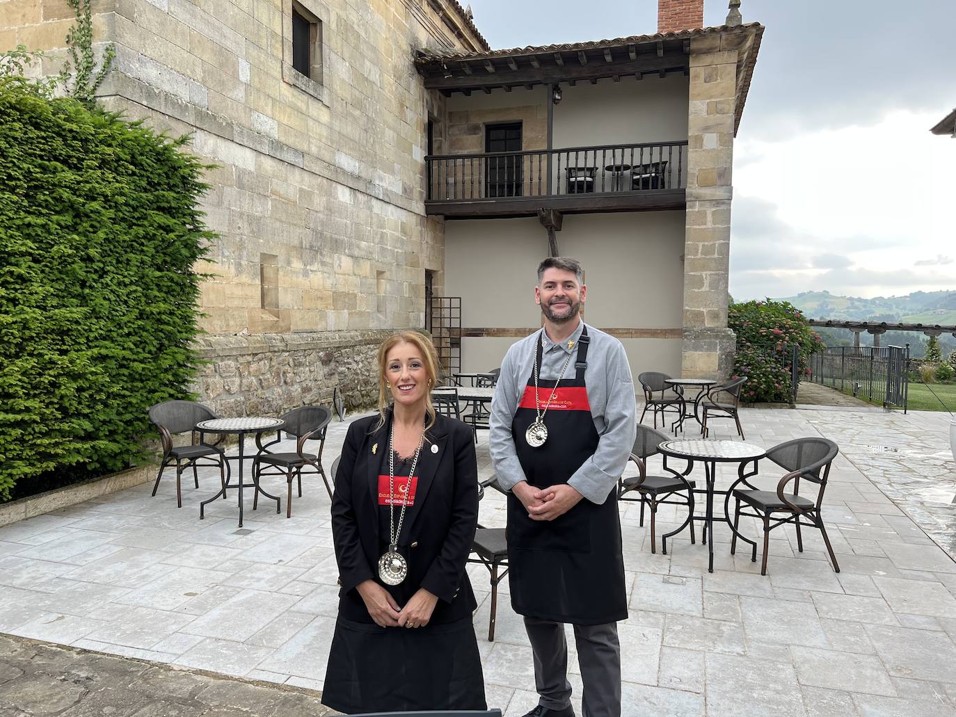 José Antonio y María José, recientemente titulados como sumilleres por la Escuela Nacional de Cata, han desplegado aquí unos conceptos que enraízan con el territorio y ensalzan el producto de proximidad y de temporada. 