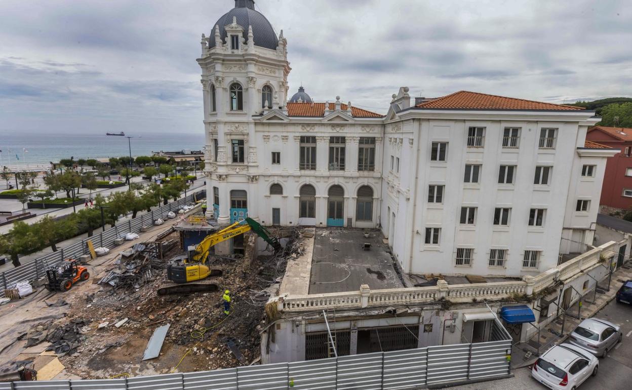 Las palas trabajan, ayer, en las obras de demolición de los bajos del Casino para recuperar la fachada original de la planta baja. 