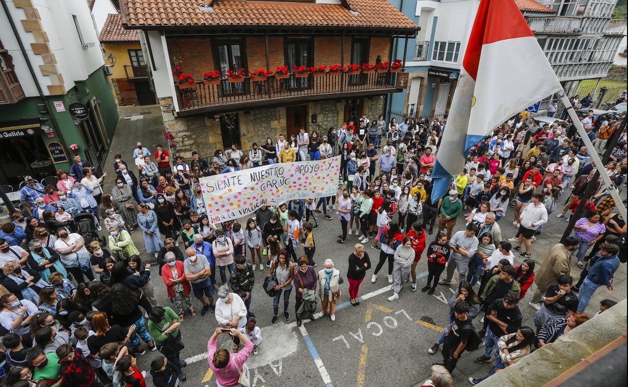 Más de 300 personas, vecinos de Reocín, se congregaron frente al Ayuntamiento para denunciar la paliza al joven de 16 años en Puente San Miguel. 