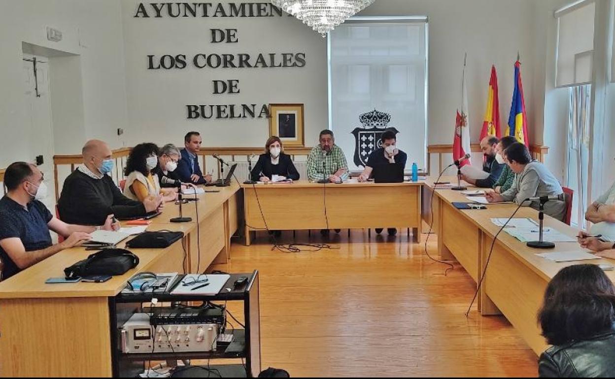 A la derecha la oposición y en el centro el alcalde de Los Corrales.