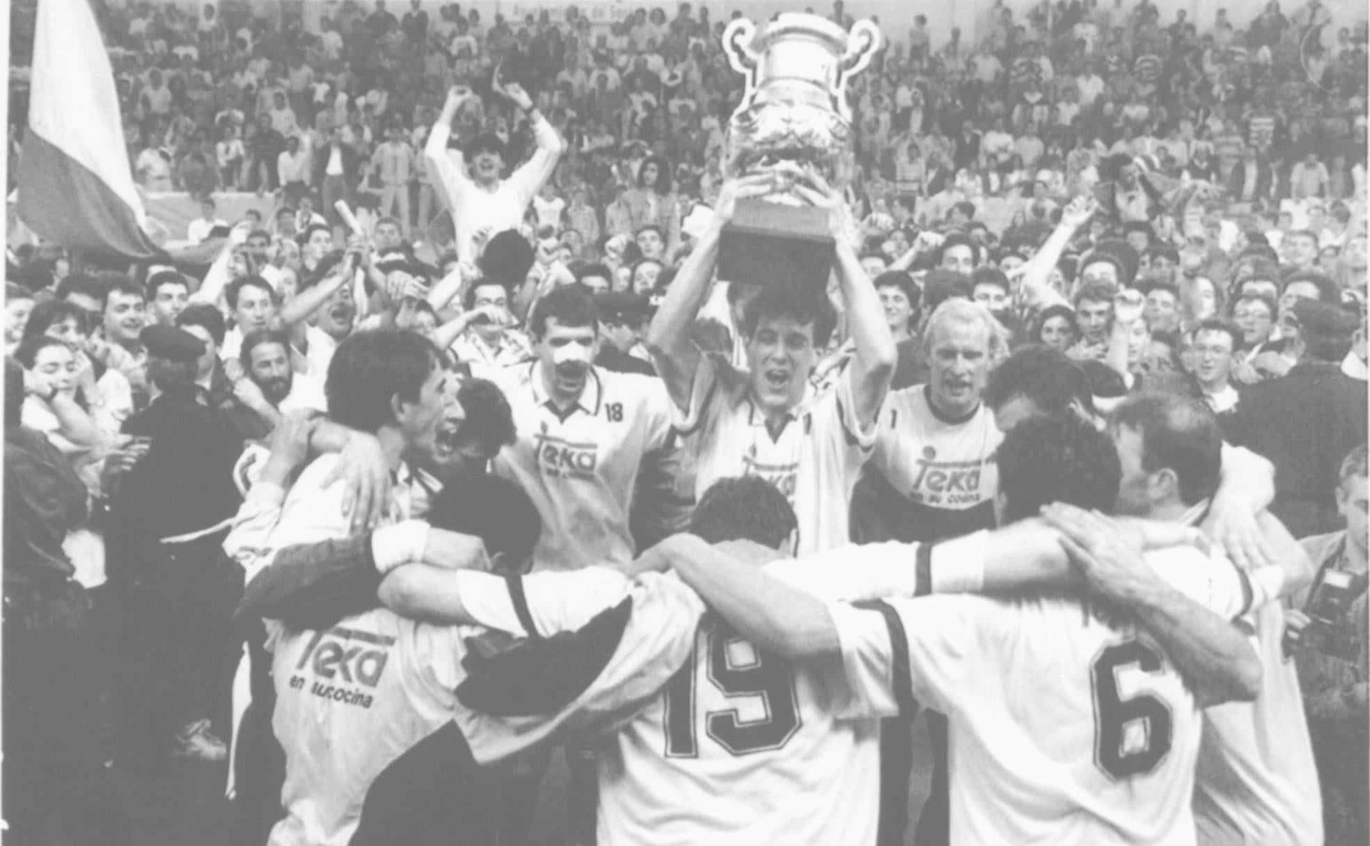 30 de abril de 1994. El Teka se proclama campeón de Europa tras derrotar en la final a doble partido al Braga. De frente, Juan Francisco Muñoz Melo, Xabier Mikel Errekondo con el trofeo y Mats Olsson. 