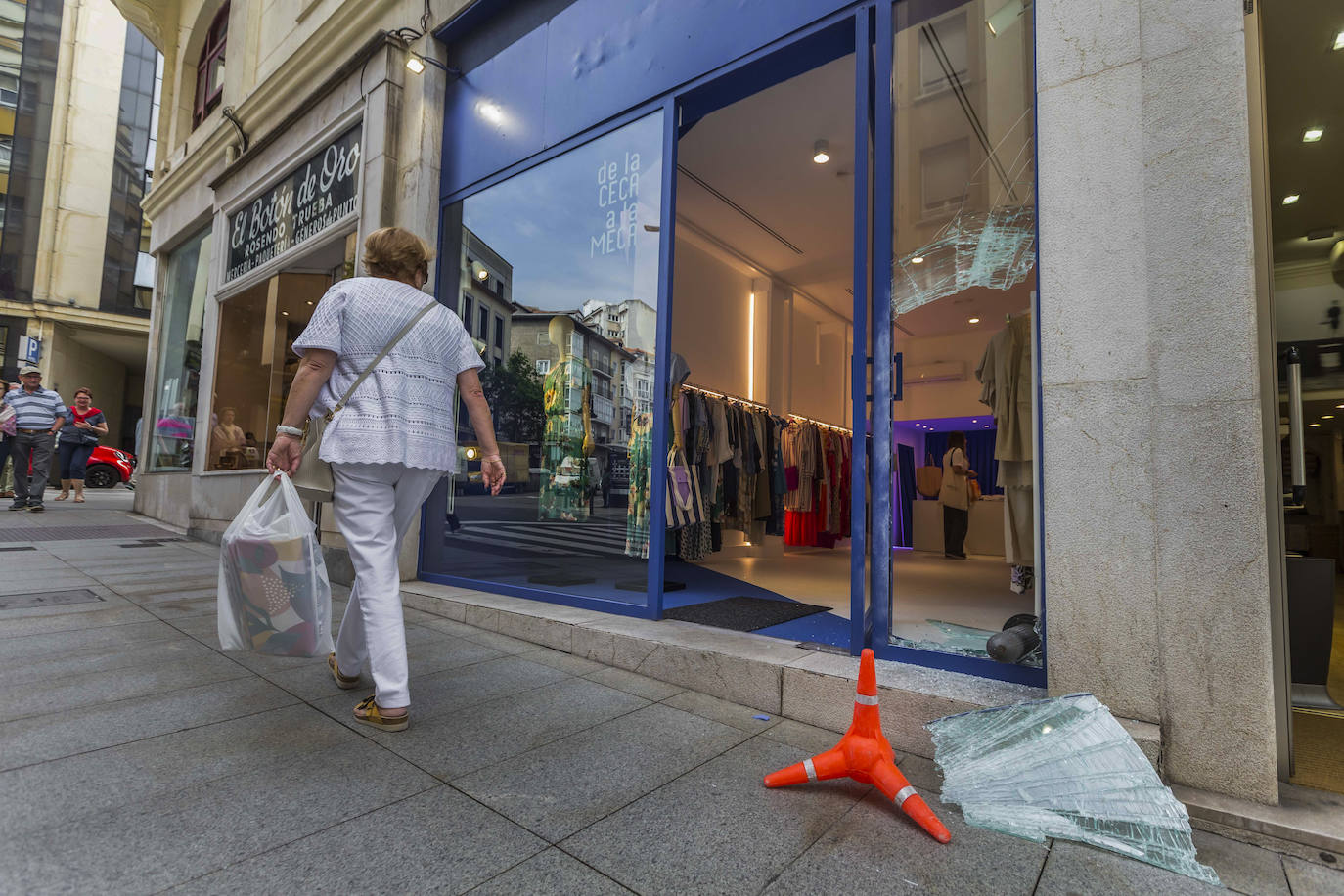 Otra foto del destrozo en la tienda De la Ceca a la Meca.