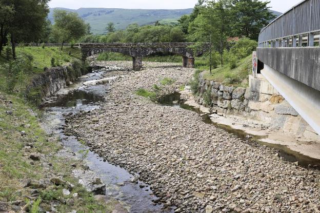 El cauce del río Saja, un pedregal a su paso por la localidad de Ruente.